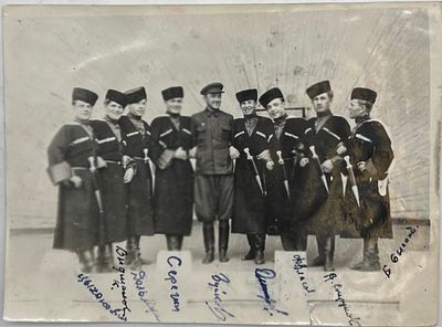 Фотография. Русские - эмигранты в Китае. 30-е гг. Харбин. Дружеская восьмерка танцовщиков 