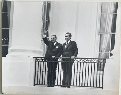 Фотография. Леонид Брежнев и Ричард Никсон на саммите в 1973 г. (AP) 24х30,5см. П-1в