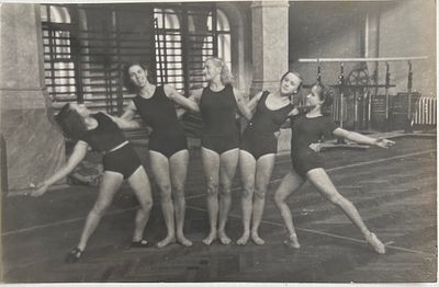 Фотография. Спорт. Гимнастки. 40-е гг. 9х14см. П-01к