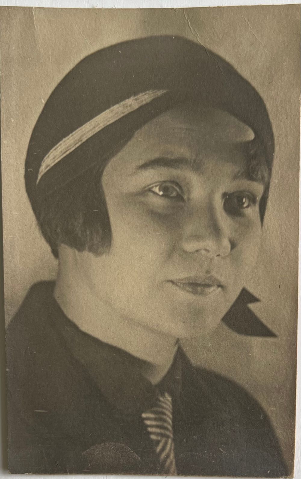 Фотография. Авангард. Девушка. 30-е гг. 13х8см. Нл-47