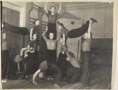 Фотография. Спорт. Гимнастическая пирамида. 30-40-е гг. 8,5х11см. Нл-47