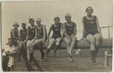 Фотография Женской Команды по волейболу. Спартакиада 30-е гг. Форма. Нашивки. 9х14 см. НЛ-47