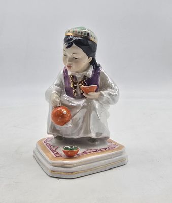 Статуэтка из фарфора "Маленькая хозяйка". Узбечка на чаепитии. Фарфоровый завод Дулёво. Автор: 
