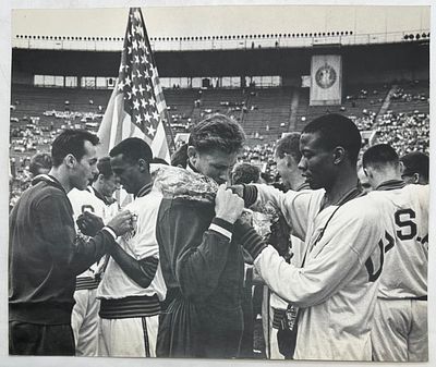 Фотография. Матч СССР-США по легкой атлетике 27-28 июля 1963г. Москва. Обмен памятными значками 