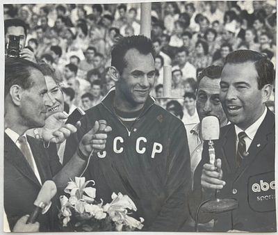 Фотография. Матч СССР-США по легкой атлетике 27-28 июля 1963г. Москва. Валерий Брумель дает 