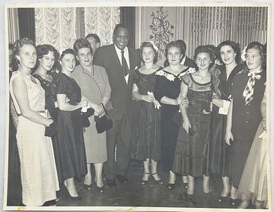 Фотография. Поль Робсон на приеме в посольстве СССР в Вашингтоне с женами дипломатов и 