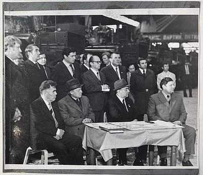 Фотография. Визит М.С.Горбачева на тракторный завод. 80-90-е гг. 18,3х22см. п-05з