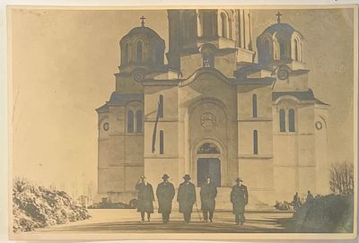 Фотография. Генерал А.И.Деникин с бывшими офицерами ВСЮР на фоне храма Александра Невского в 