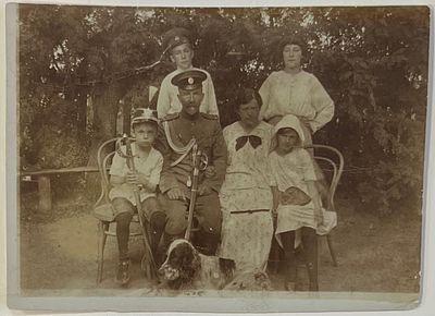 Фотография. Офицер одного из полков РИА с членами семьи и с собакой. 8,4х11,3см. ЯВ-1