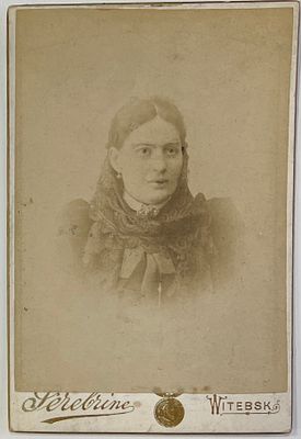 Кабинет портрет женщины. Иудаика. Фотограф.Серебринъ в Витебске. (из архива еврейской семьи) П-05х