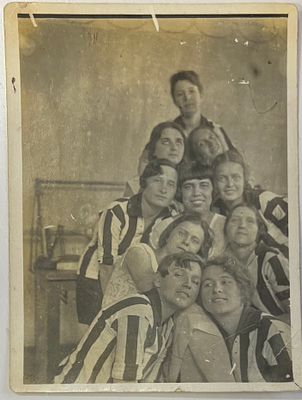Фотография. Синяя блуза. Муздраминститут. г.Харьков. Кружок, занимавшихся по пластике. 1930г. 