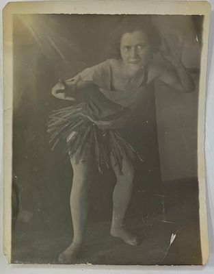 Фотография. Синяя блуза. Муздраминститут. г.Харьков. Негритянский костюм. 1930г. 11,5х9см. П-05х