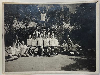 Фотография. Спортивная команда. Студенты мединститута. 50-е гг. 9х12см. П-05х
