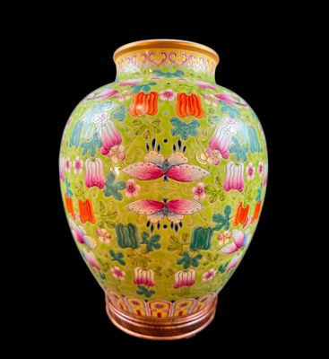 Fine Chinese Famille Rose Lime Green Porcelain Vase Qing Dynasty. Chinese Famille Rose 