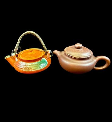Two vintage early 20th century yixing teapots / zisha clay teapots. Two vintage early 20th 