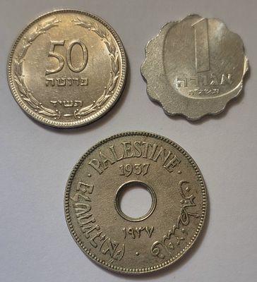 מקבץ [3] מטבעות: 10 מיל, 1937 / 1 אגורה, תשל"ח, עם טעות בהטבעה / 50 פרוטה, תשי"ד. מטבע 10 מיל 