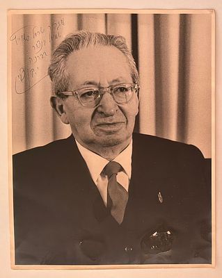 תמונת נשיא המדינה יצחק בן צבי - הקדשה וחתימה בכתב ידו, אל שגריר ישראל בשווייץ, שמואל בנצור - 
