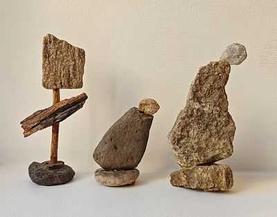 Бух Феликс Аронович (1948—2024). Апостолы. Триптих. 2015. Камень, дерево. 1) 17,5 × 8 см; 2) 11 