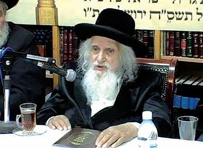 ספר מיוחס. ספר "משנה הלכות" חלק שביעי, מדור התשובות, על ארבעת חלקי שו"ע, 
ר' מנשה הקטן אבדק"ק 