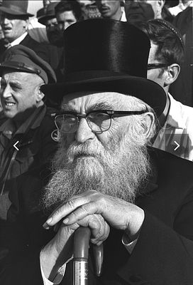 ספר מיוחס. שני ספרים כרוכים יחד: 
1)ספר "עמק סוכות":"כולל חידושים ובאורים על מסכת סוכה, 
מאתי 