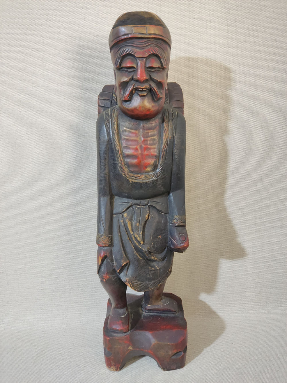 בידספיריט | פסל עץ ישן בדמות אדם