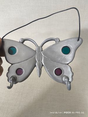 לוט 4 מתלים נאים עשויים יציקת אלומיניום 
דוגמת פרפרים משולבים צביעת אפוקסי אדום וירוק מצב חדש 