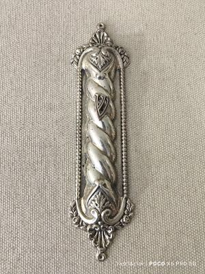 מזוזת כסף מפוארת גדולה ורחבה חתומה sterling מצב מושלם 
משקל: 39 גרם 
אורך: 20 