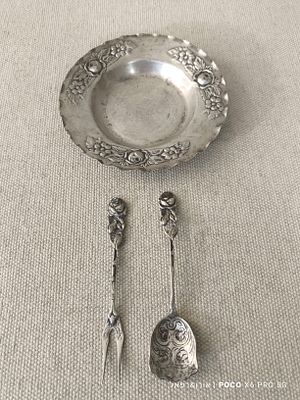 סט כסף צלוחיות מזלג וכפית עשויים כסף 
מעוטרים בלט פרחים 
מצבים טובים 
משקל: 50 