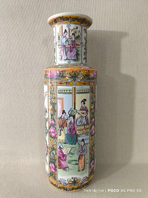 אגרטל צבוע בסגנון "Famille Rose" 
בצביעת יד חתום בתחתית סימני גל ושימוש מצולם 