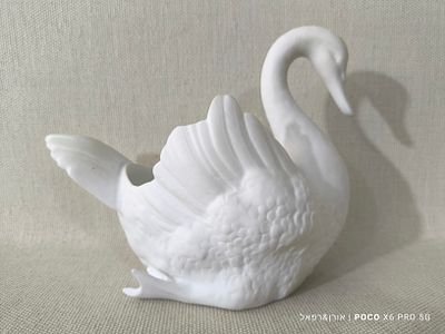 קערה דקורטיבית עשויה פורצלן בגוון לבן מעוצבת בצורת ברבור מצב מושלם חדש לחלוטין באריזה חתום 