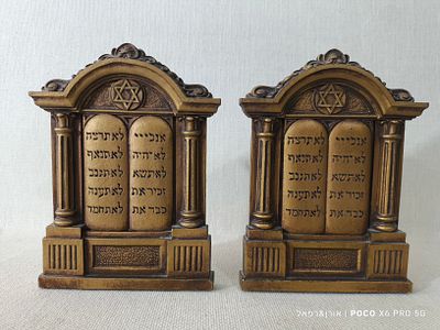 זוג תומכי ספרים מרהיבים עשוים עץ מגולף דוגמת ארון קודש משולב לוחות הברית 
מצב טוב 
גובה: 