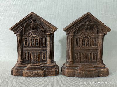 זוג תומכי ספרים ישנים עשוים עץ מעוטרים גילוף יד מצב כללי טוב 
מידות: 10×14 ס"מ