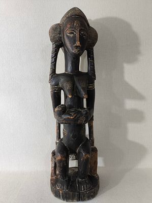 פסל אימהות עתיק של בני הבאולה (Baoulé) מחוף השנהב המכונה "בלובלו ביאן" (Blobolo Bian) 
מגולף 