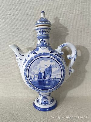 דקנטר הולנדי מרהיב מעוטר צביעת יד דוגמאות שונות חתום 
מצב מושלם 
גובה: 30 