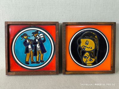 זוג אריחי קרמיקה ישראלית צביעת יד נתונים במסגרת עץ 
מצבים מושלמים חתומים 
מידות: 17×17 