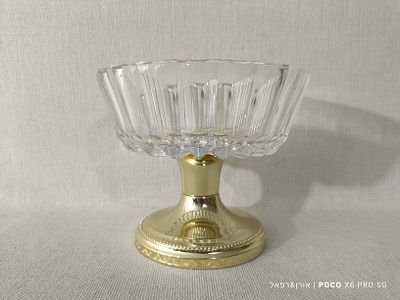 קערת קריסטל על רגל מוזהבת להגשת ממתקים או כפריט דקורטיבי מצב חדש לחלוטין 
מתוצרת מערב 