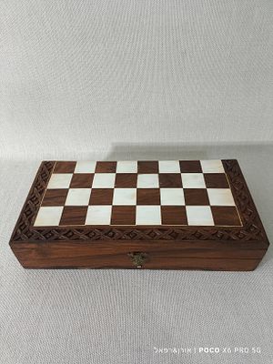 קופסת משחק שח מט 
עשויה עץ מהגוני 
משובץ עצם עשוי 100% 
עבודת יד 