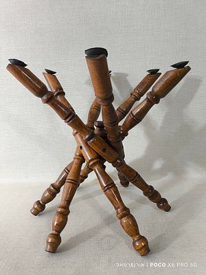 רגלי עץ מלא מתקפלות להנחת מגש או פלטת עץ מצב טוב מאוד 
עץ איכותי ומאסיבי מאוד 
סימני 