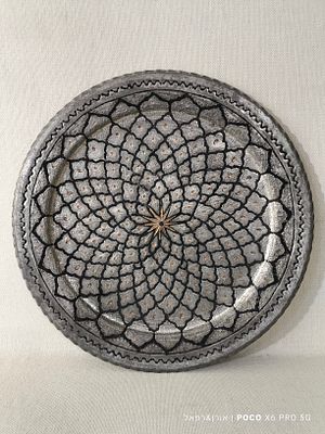 מגש פרסי עתיק וגדול 
מעוטר עבודת בלט ותחריט ידי אמן 
עשוי נחושת כבדה עבה ומאסיבית 