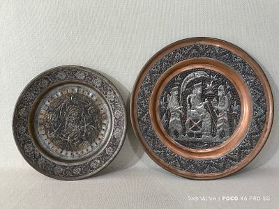 זוג מגשי נחושת פרסים עתיקים מעוטרים חריטת יד בסגנון אסלאמי 
אמנות פרסית מסורתית של חריטה ועיטור 