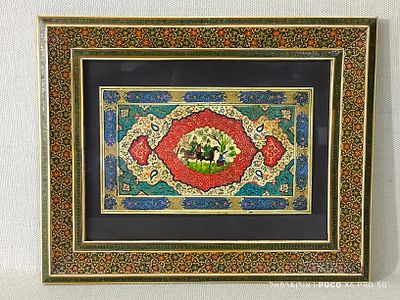 "פרשים" 
ציור יד פרסי מיניאטורי בסגנון ערבסק נתון 
במסגרת עץ מעוטרת שיבוץ איכותי אם 