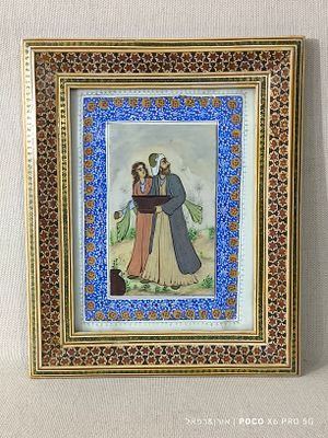 "מים מהנהר" 
ציור יד פרסי מיניאטורי בסגנון ערבסק נתון 
במסגרת עץ מעוטרת שיבוץ איכותי אם 