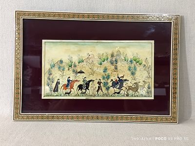 "מסע צייד" 
ציור יד פרסי על גבי מדליון אם הפנינה 
חתום עבודת 
אמן OMUMI 