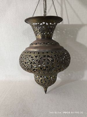 מנורה איסלאמית גדולה ועתיקה עשויה פליז מעוטרת בעבודת תחרים בניסור ידני 
גובה מצב פתוח: 30 ס"מ 
