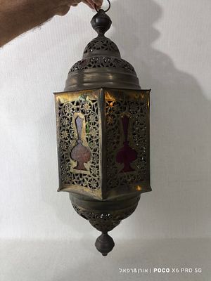 מנורת נר מרוקאית 
גדולה ורחבה מאוד 
עשויה נחושת 
מעוטרת 