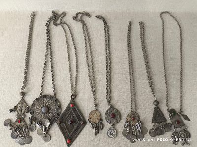 לוט תכשיטים איתנים 
משולבים תליונים 
מצבים שונים חלקם משובצים מטבעות עתיקים לא נבדקה אותנטיות 