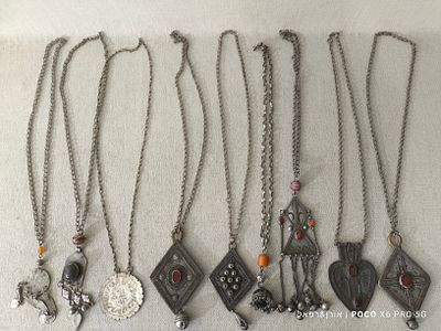 לוט תכשיטים איתנים 
משולבים תליונים 
מצבים שונים חלקם משובצים מטבעות עתיקים לא נבדקה אותנטיות 