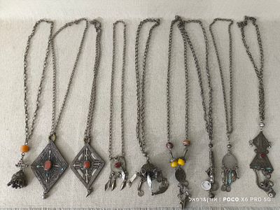 לוט תכשיטים איתנים 
משולבים תליונים 
מצבים שונים חלקם משובצים מטבעות עתיקים לא נבדקה אותנטיות 