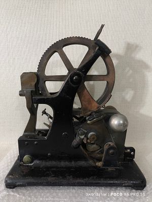 מכונת סימון כביסה בריטית 
(British Marking Machine) עתיקה 
עשויה ברזל נחושת כבדים ומאסביים 