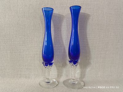 זוג אגרטלי זכוכית כחולה 
מורנו 
(Cobalt blue) בסגנון לפרח בודד 
(Bud 